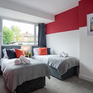 Sheldon House 3 Bed Cosy Nr Jlr & Nec Guest house
